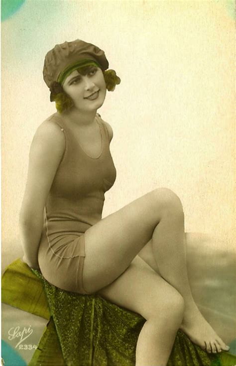 28 Stunning Vintage Photos Show Bathing Beauties From Between The 1920s