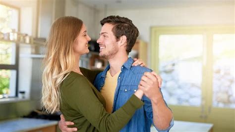 5 cara habiskan waktu lebih intim dengan suami di pagi hari