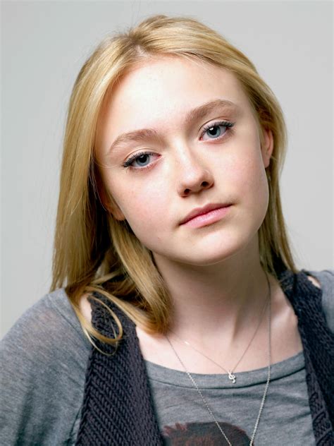 dakota fanning biography age sister twilight boyfriend