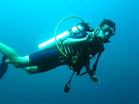 man scuba diving  image peakpx
