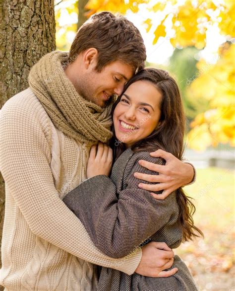 sonriente pareja abrazandose en el parque otono fotos de stock  sydaproductions