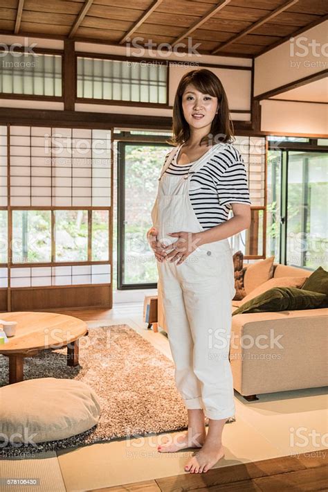 Foto De Mulher Japonesa Grávida Usando Dungarees Sala De Estar E Mais