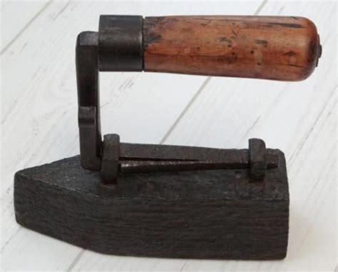 antieke kleermakersbout loodzware industriele strijkijzer heeft een houten handvat dat  los te