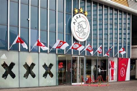 de winkel van de ajax fotball club op de arena van amsterdam nederland redactionele fotografie