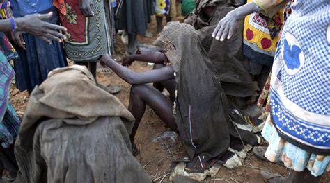 la aberrante práctica de la circuncisión femenina en kenia foto
