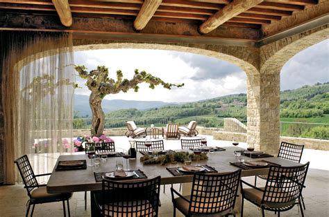 Incorniciare l'apertura ad arco con rivestimento in pietra o legno. HABIMAT - Nuove idee per arredare il portico