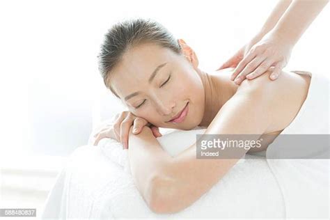 Japanese Women Massage Fotografías E Imágenes De Stock Getty Images