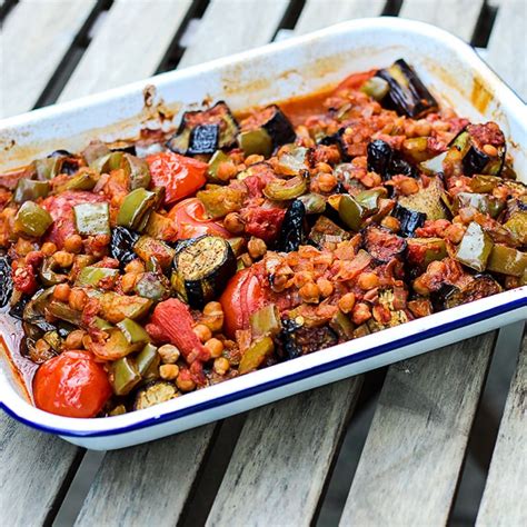 recept ovenschotel met aubergine kikkererwten en tomaten lauriekoek recepten