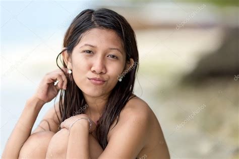 美丽很有魅力的年轻菲律宾女人 — 图库照片©smithore＃42459115