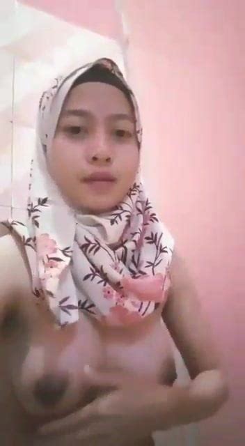 pretty hijab tudung jilbab girl masturbate in the shower