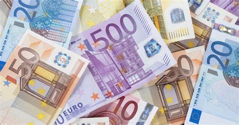 euro banknotes  remain paper  plastic