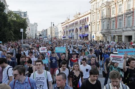Authorities Detain Nearly 700 In Moscow Protests