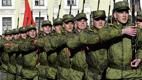 eerste russische militairen verlaten grens bij oekraine buitenland telegraafnl
