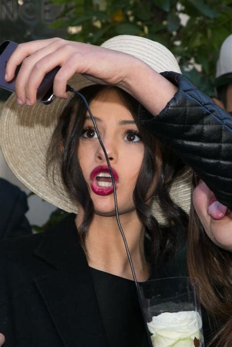 Selena Gomez Takes Silly Selfies With Fans In Paris Popsugar Latina