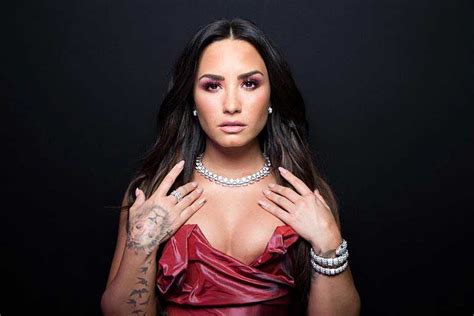 demi lovato topless showing her butt again scandal planet