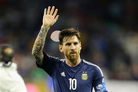 Copa América 2016 Fan Dodges Security To Praise Lionel