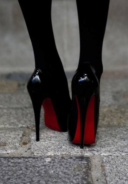 zapatos negros suelas rojas tacón de aguja sensualidad