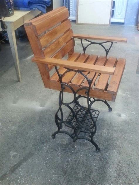 vintage sewing machine    chair  pallet wood