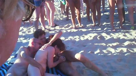 Couple Fucks At The Beach Soon There S A Crowd Watching