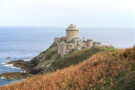 fort la latte spectaculair gelegen kasteel aan de kust van bretagne