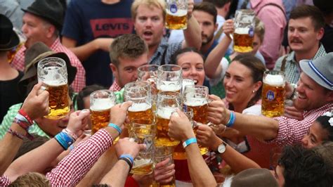 In Pictures Beer Flows As Germany S Oktoberfest Opens In Munich Bbc News