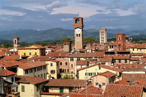 lucca walking  guide  map