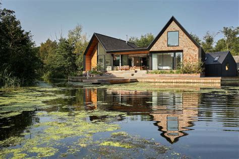 cozy lakeside house  peaceful modern decor digsdigs