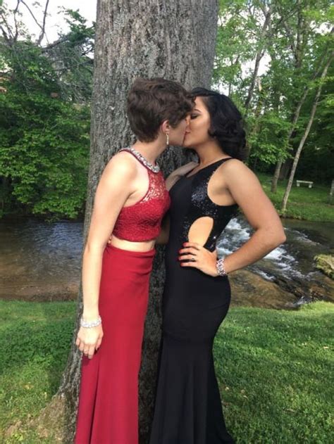 pin by alberto duran on lesbico prom photos prom girls kissing