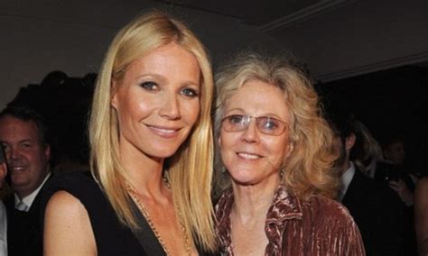 gwyneth paltrow begged by blythe danner not to end chris martin marriage daily mail online
