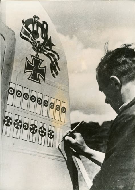 guerre  pilote allemand dessinant sur son gouvernail