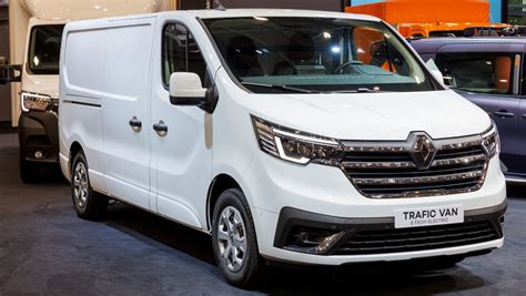 renault trafic  tech electric van unveiled drivingelectric