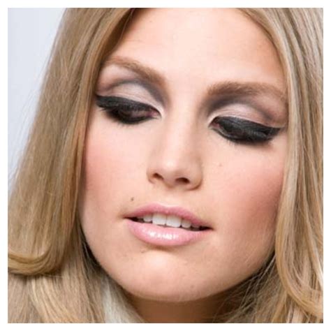 heavy eye makeup 60s make upheavy eye make up nude lips