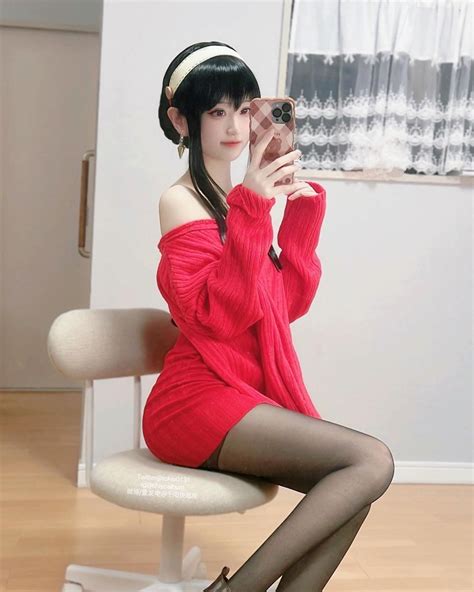 yor forger celebra el regreso de spy  family  kawaii cosplay en su lindo vestido rojo