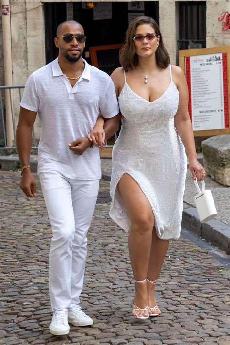 Ashley Graham Est Enceinte De Son Premier Enfant Avec Justin Ervin