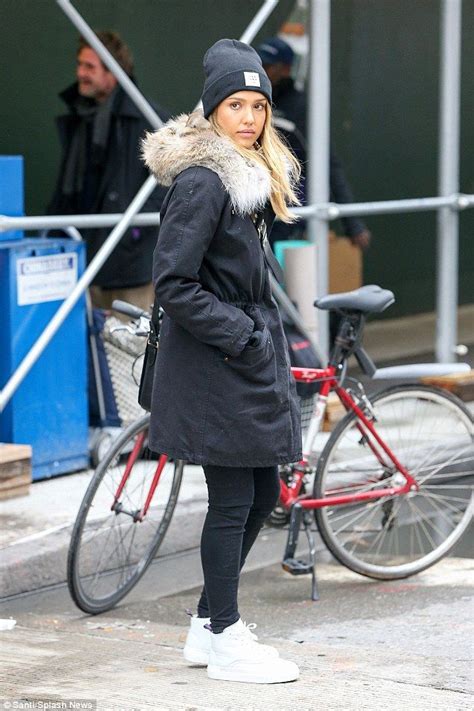 jessica alba bundles up in fur collar coat and slouchy