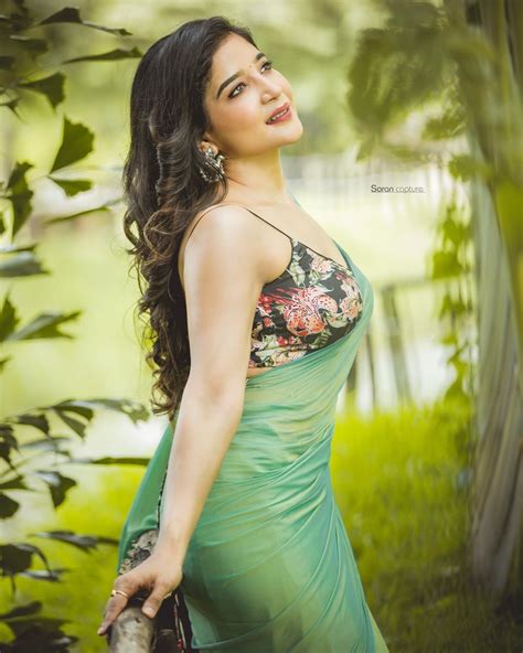 south indian actress sakshi agarwal exposing hot in green saree photos