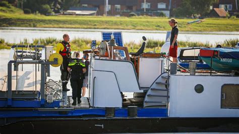 binnenvaartschip verliest stuurhut door aanvaring met brug zutphen nos
