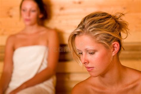Sauna Twee Vrouwen Die Het Zweten Behandelde Handdoek Ontspannen Stock