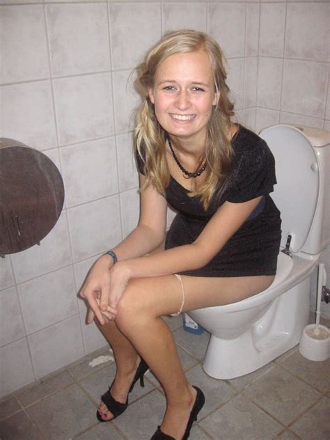 joe mackp on twitter blonde girls peeing on the toilet…