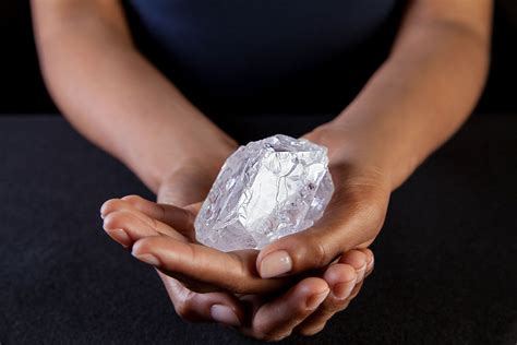 biggest diamond    century fails  sell  london bloomberg