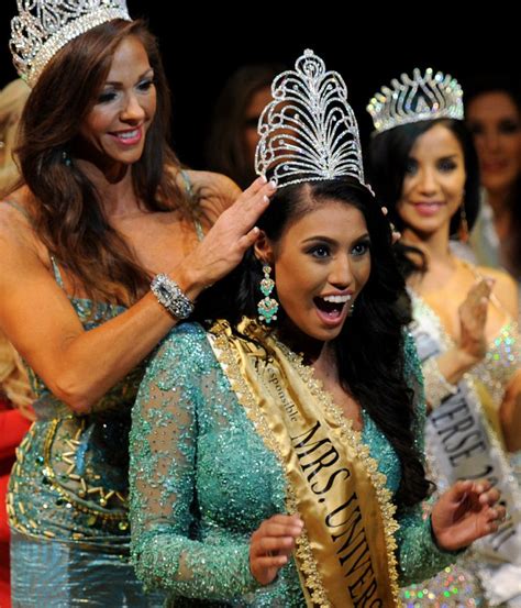 ashley callingbull being crowned the winner at the 2015 mrs universe