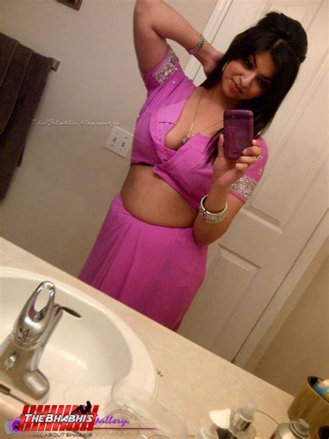 desi bhabhi selfie in saree