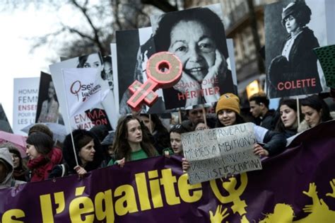 Grèves Et Manifestations à Travers Le Monde Pour Les Droits Des Femmes