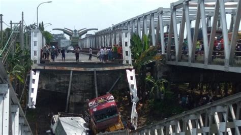 truk jatuh  jembatan widang tuban ambruk perguruan tinggi