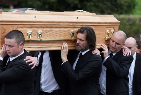 jim carrey carga ataud de su exnovia en funeral