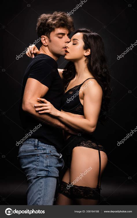 namorado apaixonado abraçando vai beijar namorada sexy lingerie preta
