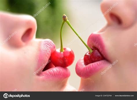 Couple Lesbien Embrasser Lèvres Sexy Lesbiennes Amateurs Préliminaires