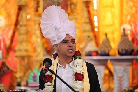 sadiq khan reaches out to london s hindu voters with a visit to one of