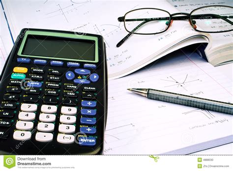 wetenschappelijke calculator met oefenboeken stock foto image