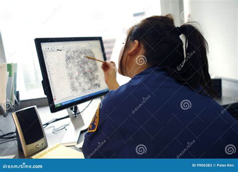 het bekijken van de ambtenaar vingerafdruk stock afbeelding image